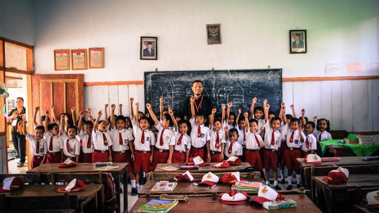 Kenang Guru dalam Kening Murid